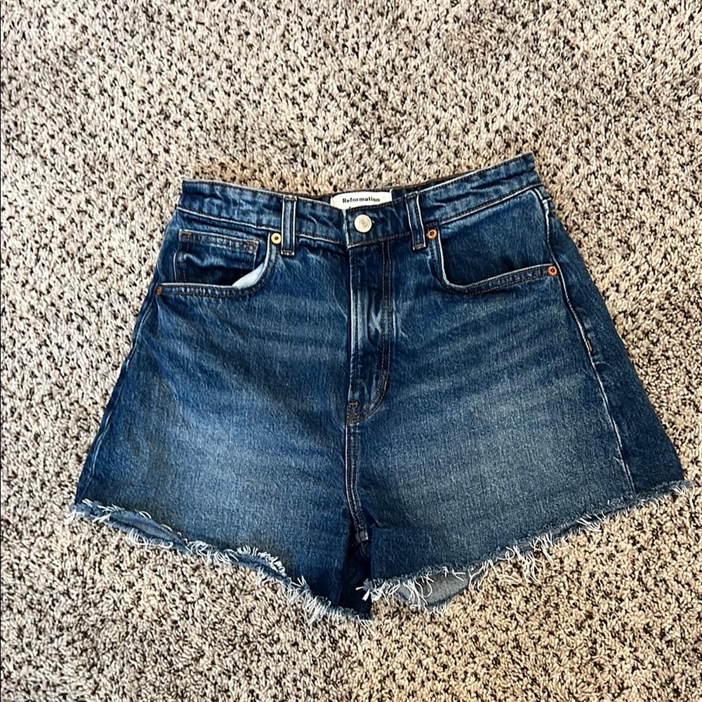 VGUC Reformation Norah Stretch High Rise Jean shorts. Size 28